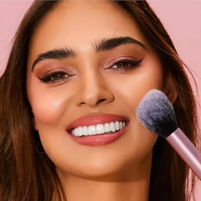 UR Everyday Essentials Makeup Brush Set, 4 Make-up Brushes and 1 Makeup Blender Sponges Kit, Soft Bristles for Blush, Eyeshadow, Foundation and Powder, Travel,4pcs Set - Image 3